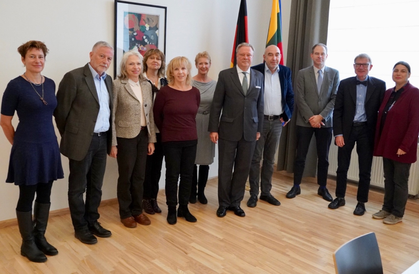 Gruppenfoto mit dem deutschen Botschafter Matthias Sonn